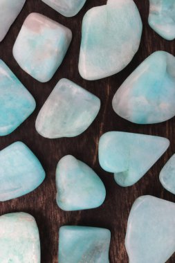 Amazon nadide mücevheri siyah ahşap dokusunda. Yığın mineral çakıl taşı arkaplanı.