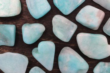 Amazon nadide mücevheri siyah ahşap dokusunda. Yığın mineral çakıl taşı arkaplanı.