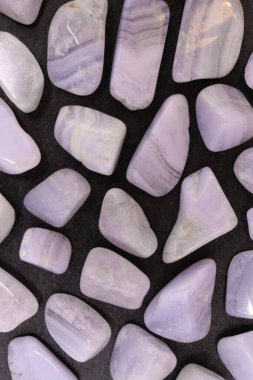 Mavi dantel, siyah taş dokusunda nadir bulunan bir mücevher. Mineral çakıl taşı arkaplanı.