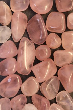 Gül kuvars mücevher yığını dokusu. Yığın mineral çakıl taşı arkaplanı.