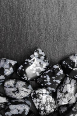 Arka planda kar tanesi mücevheri yığını var. Yığın mineral çakıl taşı dokusu. Metin için yer.