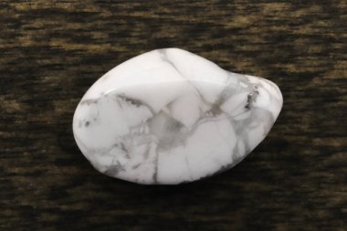 Kahverengi ahşap arka planda beyaz turkuaz mücevher taşı dokusu. Makro yakın çekim.