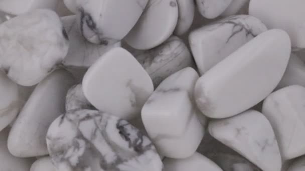 Witte Turkoois Wordt Een Stapel Gegoten Tegen Klok Gedraaid Minerale — Stockvideo