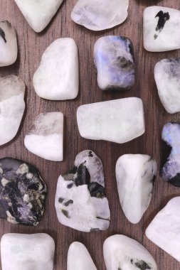 Kahverengi ahşap dokusunda nadir bulunan ay taşı mücevheri. Yığın mineral çakıl taşı arkaplanı.