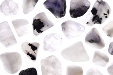 Beyaz ışık dokusunda nadir bulunan ay taşı mücevheri. Mineral çakıl taşlarını ayrıştır.