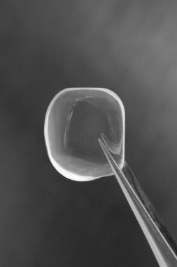 Koyu siyah arkaplanda cımbızla kuvars mücevheri dokusunu temizle. Makro yakın çekim.