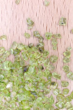 Olivin mücevheri parlak ahşap dokusunda birikir.