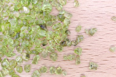 Olivin mücevheri parlak ahşap dokusunda birikir.