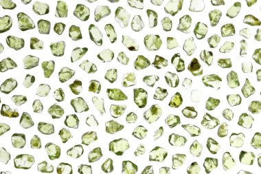 Beyaz ışık arka planında Olivine nadir mücevher dokusu.