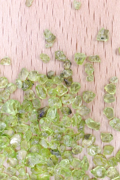 Olivin mücevheri parlak ahşap dokusunda birikir.