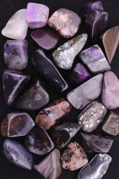 Sugilite hurda mücevher taş doku arka planı. Yığın mineral çakıl taşı arkaplanı.