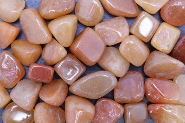 Red Aventurine hurda mücevher dokusu. Yığın mineral çakıl taşları doğa arka planı.
