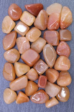 Red Aventurine hurda mücevher dokusu. Yığın mineral çakıl taşları doğa arka planı.