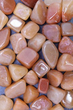 Red Aventurine hurda mücevher dokusu. Yığın mineral çakıl taşları doğa arka planı.