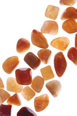 Red Aventurine mücevheri beyaz ışık arka planında taş deseni yığıyor.