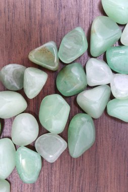 Yeşil Bulvar mücevheri kahverengi ahşap arka planda üst üste yığılır.