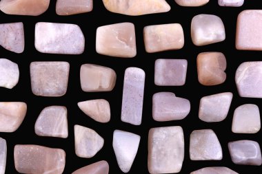 Siyah arkaplanda güneş taşı nadir bulunur.