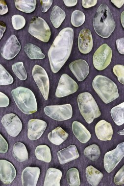 Siyah taş dokusunda nadir bulunan bir mücevher. Mineral çakıl taşı arkaplanı.