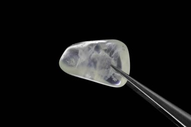 Siyah arka planda cımbızla kaplı prehnit mücevher taşı dokusu. Makro yakın çekim.