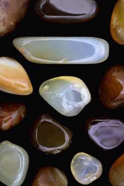 Sarı Agate mücevher taşları. Siyah arkaplanda nadir bir doku.