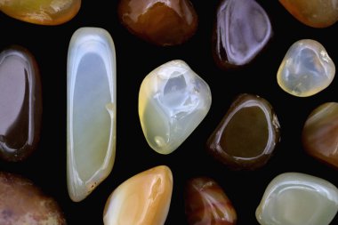 Sarı Agate mücevher taşları. Siyah arkaplanda nadir bir doku.