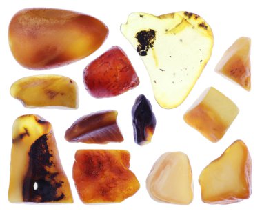 Kehribar mücevher taşları siyah arkaplanda desen oluşturur