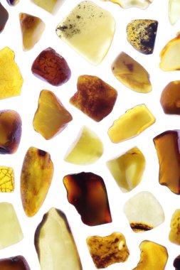 Kehribar nadir mücevher taşları dokusu yarım beyaz zemin üzerinde.