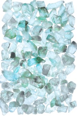 Apatite yığını mücevher taşları beyaz ışık izole arkaplan dokusu.