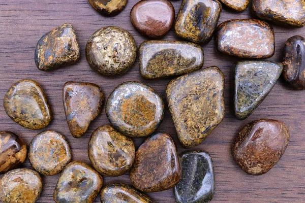 Bronzite Zbierają Kamienie Klejnotowe Brązowej Lakierowanej Strukturze Drewna Pile Kamieni — Zdjęcie stockowe