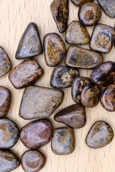 Bronzite Heap Jewel Stones Texture Light Varnished Wood Background — Stock Photo, Image