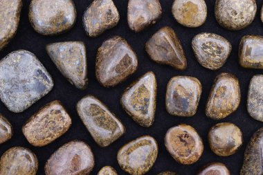 Bronzit nadir mücevher taşları siyah zemin üzerinde