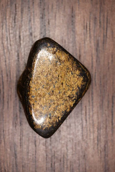 Bronzite Jóia Pedra Textura Fundo Madeira Envernizada Marrom Fecho Macro — Fotografia de Stock