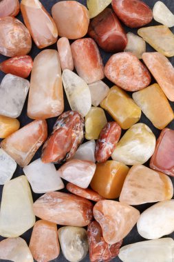 Kırmızı ipek taşlı yeşim taşları doku arka planlarını üst üste yığar