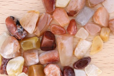 Kırmızı ipek taşlı yeşim taşları parlak ahşap arka planda dokuları üst üste yığar