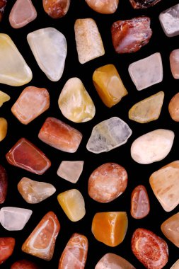 Kırmızı ipek yeşim taşı nadir mücevher taş dokusu siyah arka planda. Metin için yer.