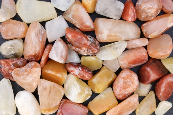 Kırmızı ipek taşlı yeşim taşları doku arka planlarını üst üste yığar