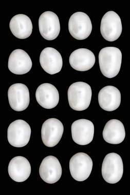 Siyah arkaplanda inci nadir mücevher taşları dokusu