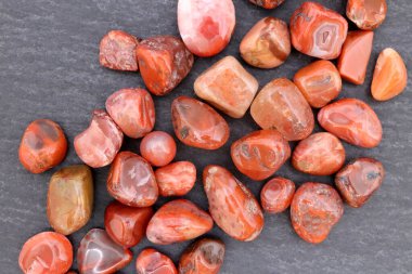 Güney Oniks, siyah taş arka planda mücevher taşlarını üst üste yığar.