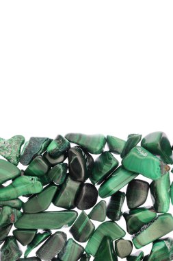 Yarım beyaz ışık izole arka planda Malachite yığını mücevher taş dokusu. Metin için yer.