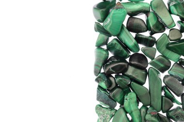 Yarım beyaz ışık izole arka planda Malachite yığını mücevher taş dokusu. Metin için yer.