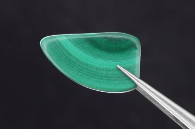 Siyah arka planda cımbızla yapılmış Malachite mücevher taşı dokusu. Makro yakın çekim.