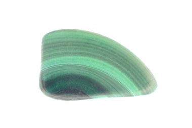 Beyaz ışık izole edilmiş arka planda Malachite mücevher taşı dokusu. Makro yakın çekim.