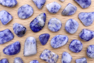 Hafif verniklenmiş ahşap arka planda Sodalite nadir mücevher taşları dokusu
