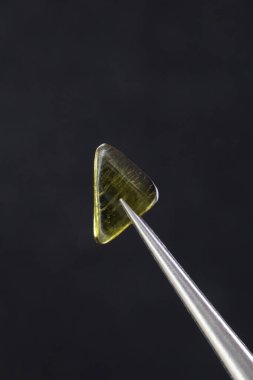 Siyah arka planda cımbızla yapılmış Tourmaline mücevher taşı dokusu. Makro yakın çekim.