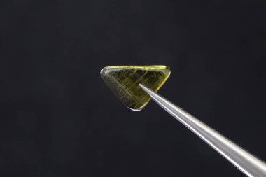 Siyah arka planda cımbızla yapılmış Tourmaline mücevher taşı dokusu. Makro yakın çekim.