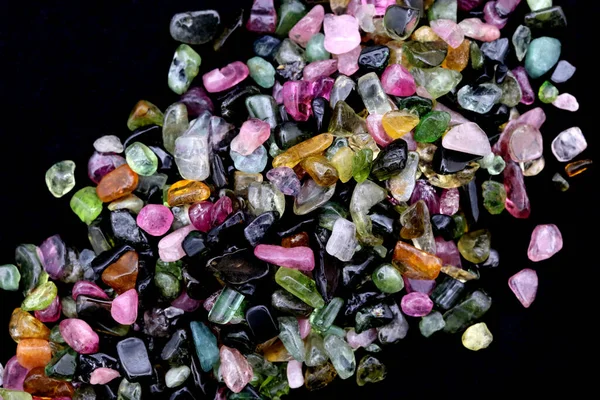 Tourmaline Siyah Arka Planda Mücevher Taşlarını Üst Üste Yığar — Stok fotoğraf