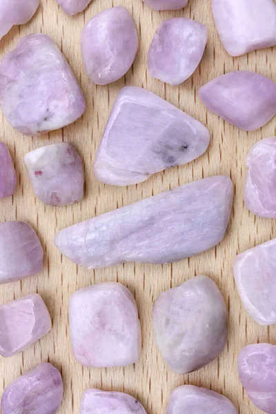 Morganite Piedras Preciosas Raras Textura Sobre Fondo Madera Barnizada Luz — Foto de Stock