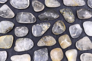 Çürümüş kuvars nadir bulunan mücevher taşı dokusu siyah taş arka planda