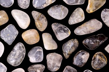 Çürümüş kuvars nadir bulunan mücevher taşı dokusu siyah arkaplanda.