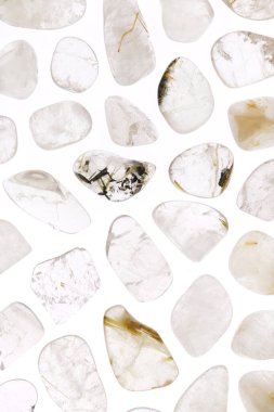 Paslanmış kuvars nadir bulunan mücevher taşları beyaz ışık izole edilmiş arka plan dokusu